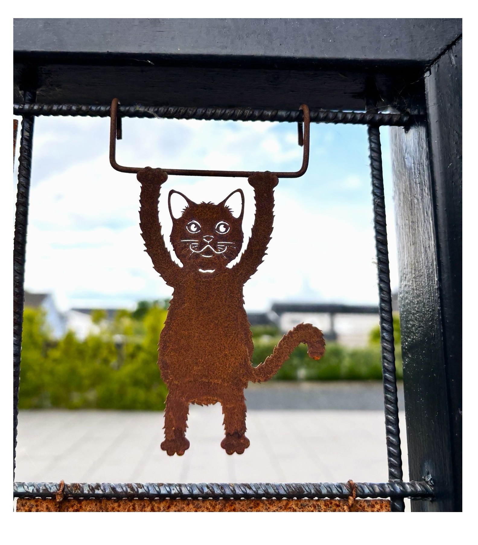 Rostig KATT SOM GUNGAR till armeringsnät