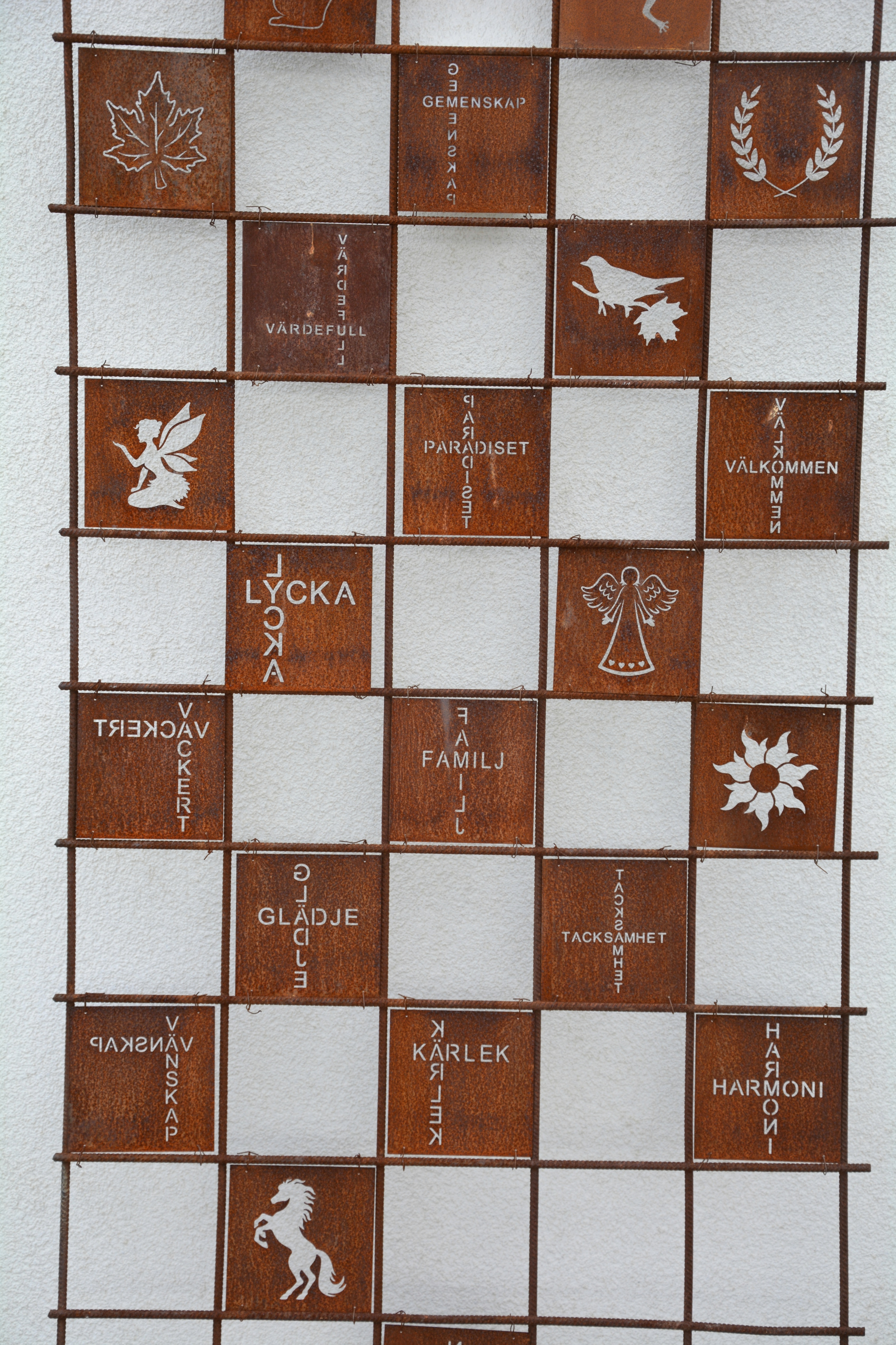 Rostig KATT SOM GUNGAR till armeringsnät