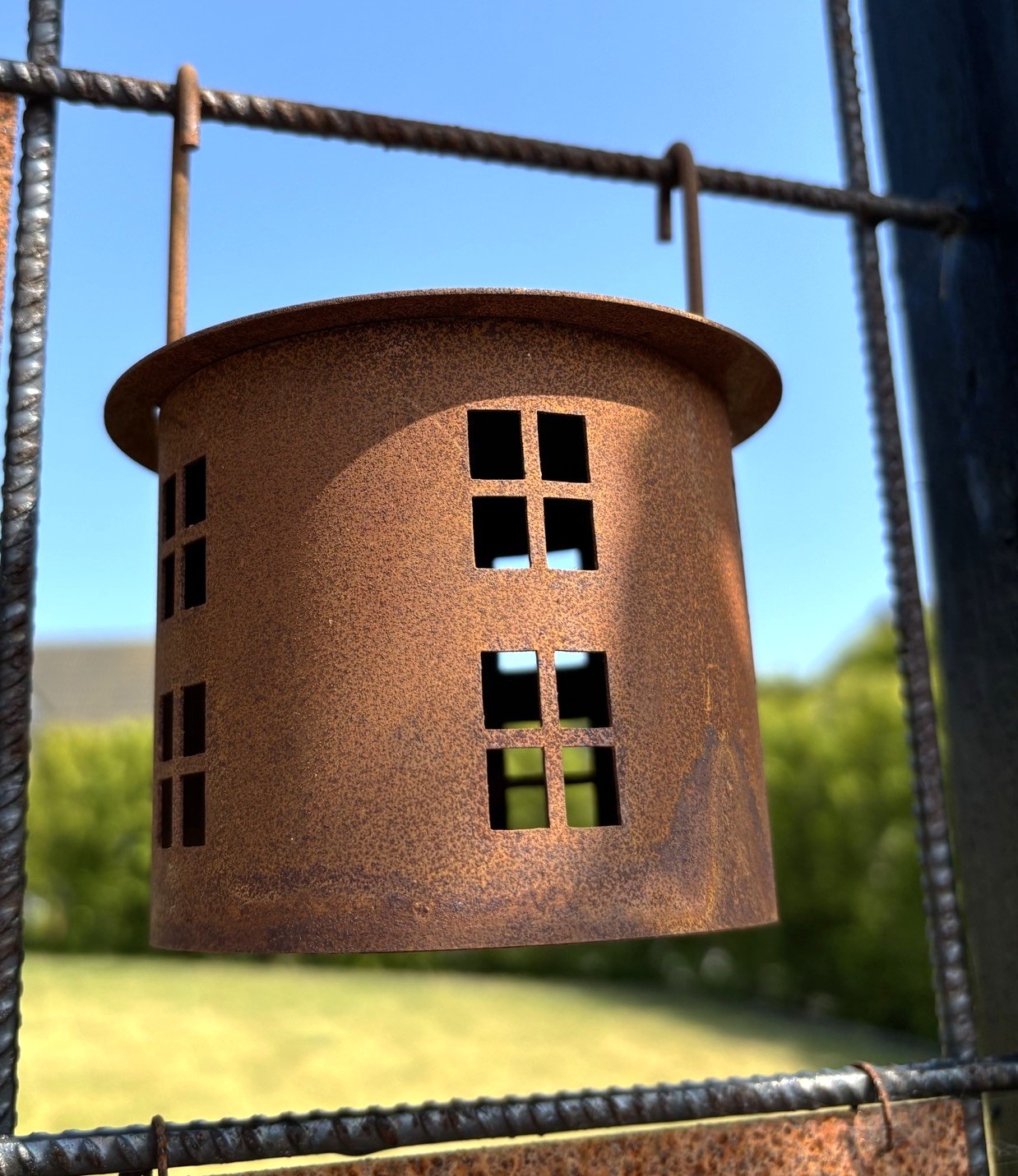 Rostig ljuslykta HUS / kruka till armeringsnät 