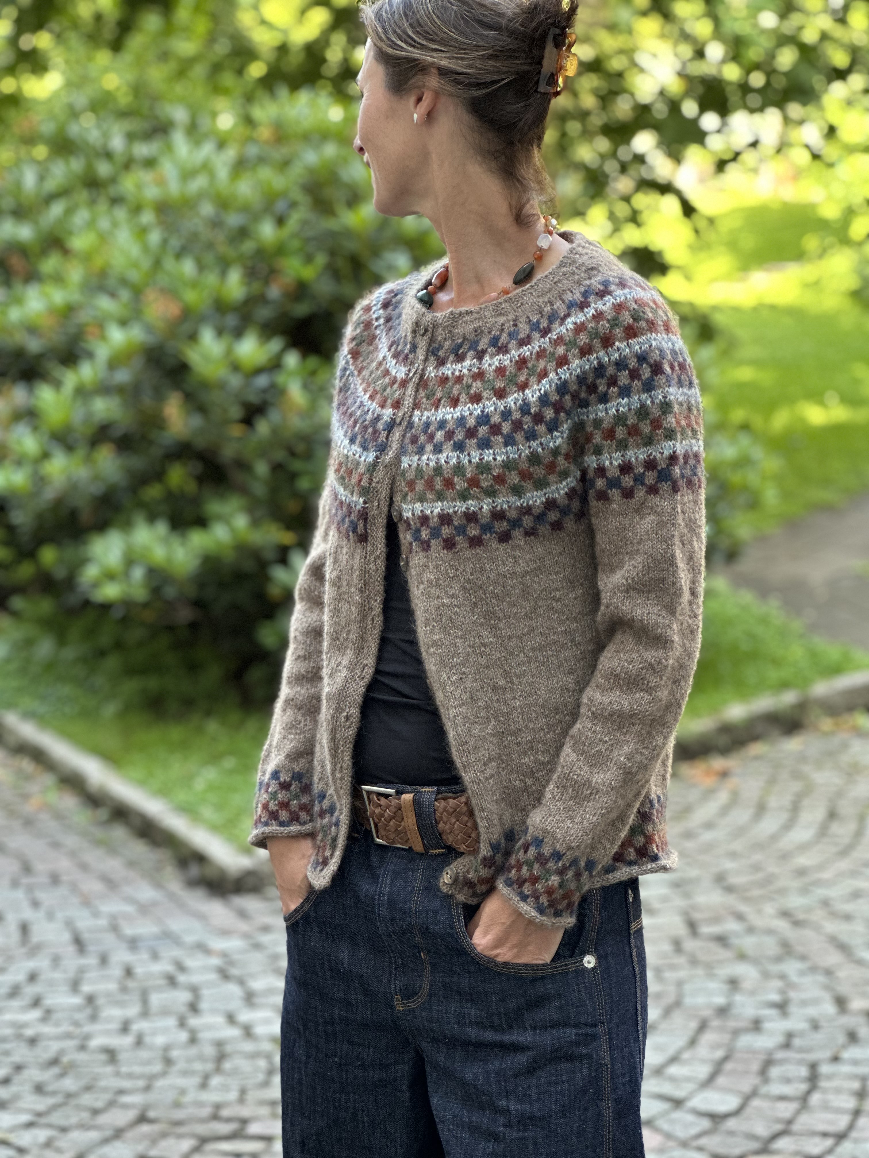 Yarn package brown base color for Boåsenkoftan