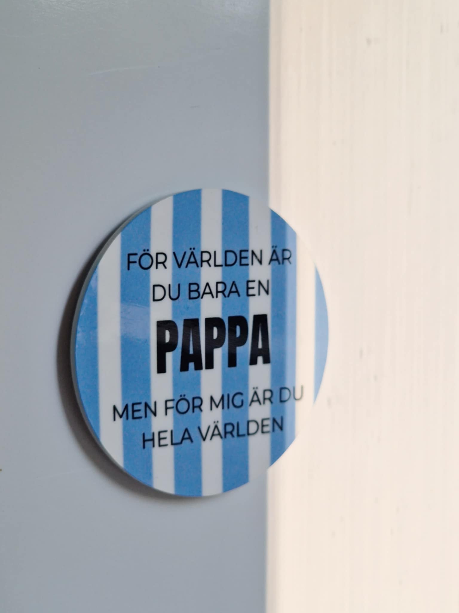 Magnet - "För världen är du bara en pappa, men för mig är du hela världen"