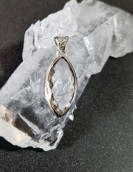 Silver Hänge med Navette Cut Fasett 