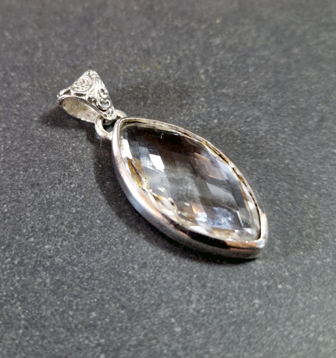 Silver Hänge med Navette Cut Fasett 