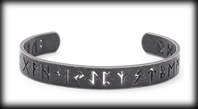 Runor Futharken armband i grått rostfritt stål.
