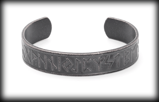 Futharken armband i grått rostfritt stål.