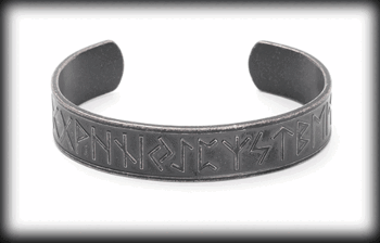 Futharken armband i grått rostfritt stål.