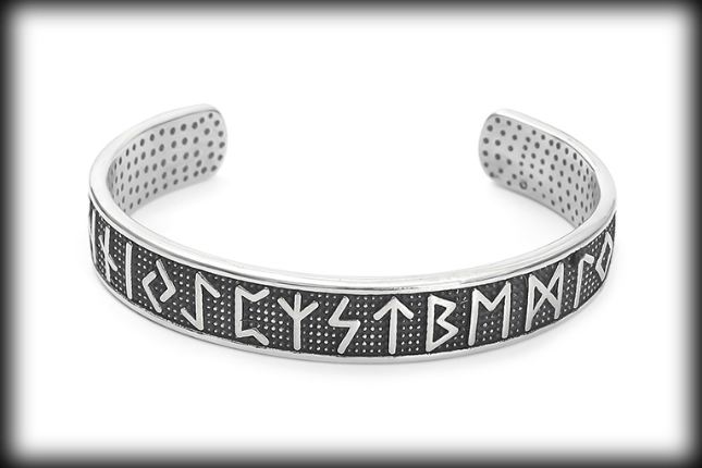 Rejält Futharken armband i rostfritt stål.