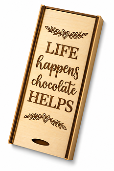 Chokladask i trä – Life happens, chocolate helps  | Chokladpresent
