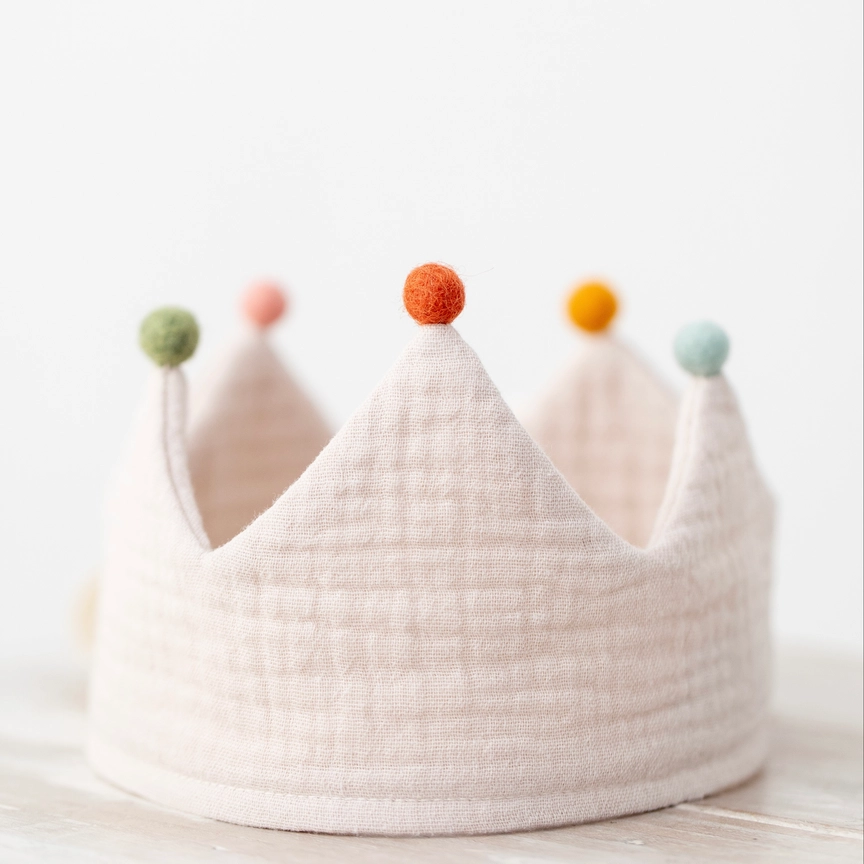Krona för födelsedag och fest - födelsedagskrans med pompoms från Monocrom - Sand med färgglada Pom-Poms - 6