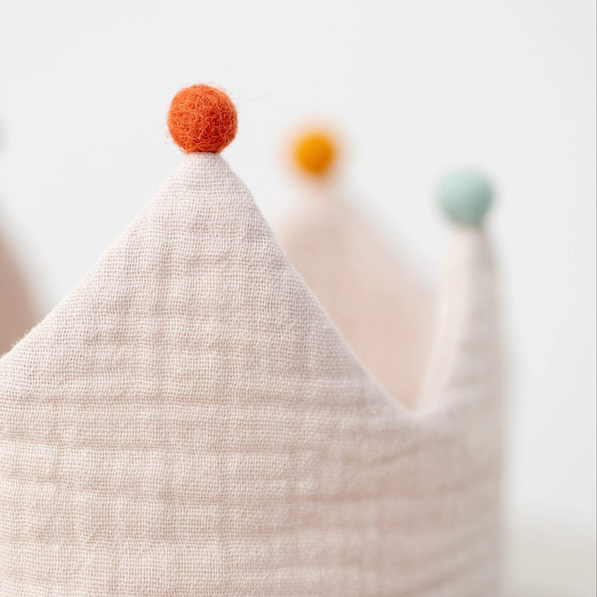 Krona för födelsedag och fest - födelsedagskrans med pompoms från Monocrom - Sand med färgglada Pom-Poms - 5