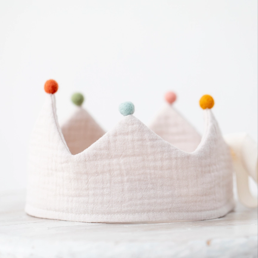 Krona för födelsedag och fest - födelsedagskrans med pompoms från Monocrom - Sand med färgglada Pom-Poms - 3