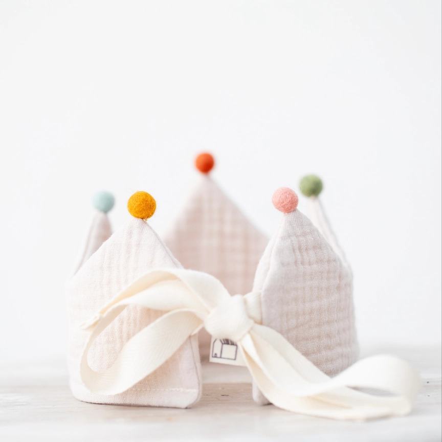 Krona för födelsedag och fest - födelsedagskrans med pompoms från Monocrom - Sand med färgglada Pom-Poms - 4