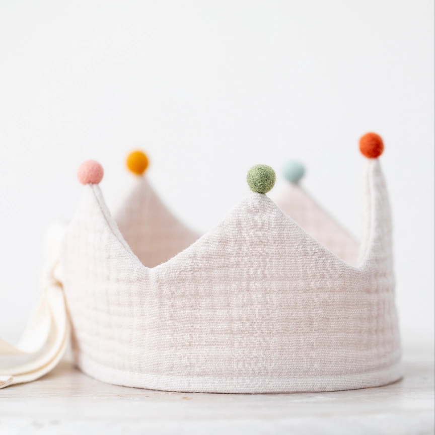 Krona för födelsedag och fest - födelsedagskrans med pompoms från Monocrom - Sand med färgglada Pom-Poms