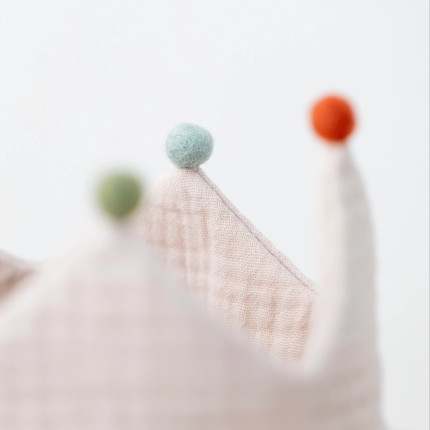 Krona för födelsedag och fest - födelsedagskrans med pompoms från Monocrom - Sand med färgglada Pom-Poms - 2