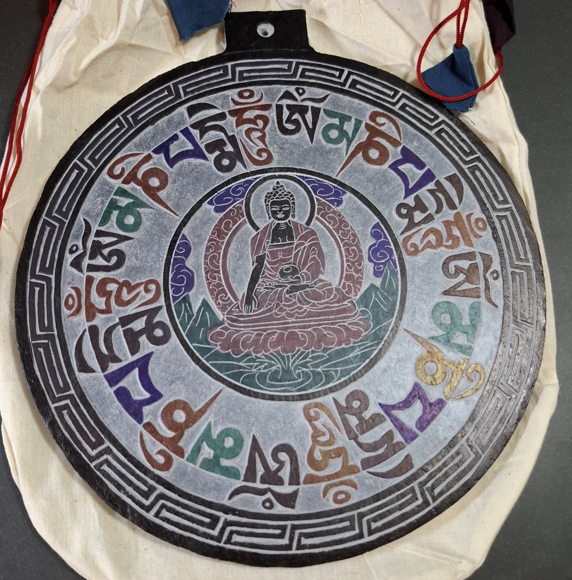 Handgraverat Buddhistik Mandala/Mantra  i Sten - 24cm
