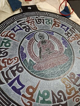 Handgraverat Buddhistik Mandala/Mantra  i Sten - 24cm