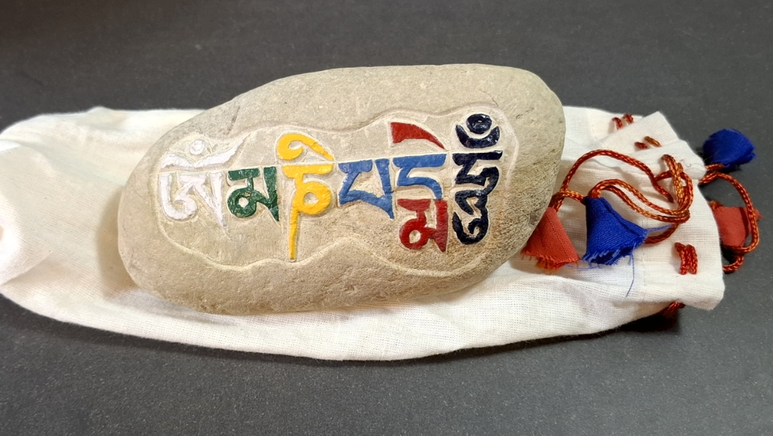 Om Mani Pad Me Hum Sten Rund, Målad