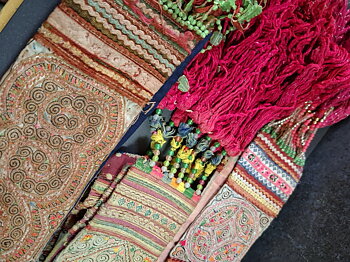Handvävd Antik Textil Band med Pärlor från Lao - 3st