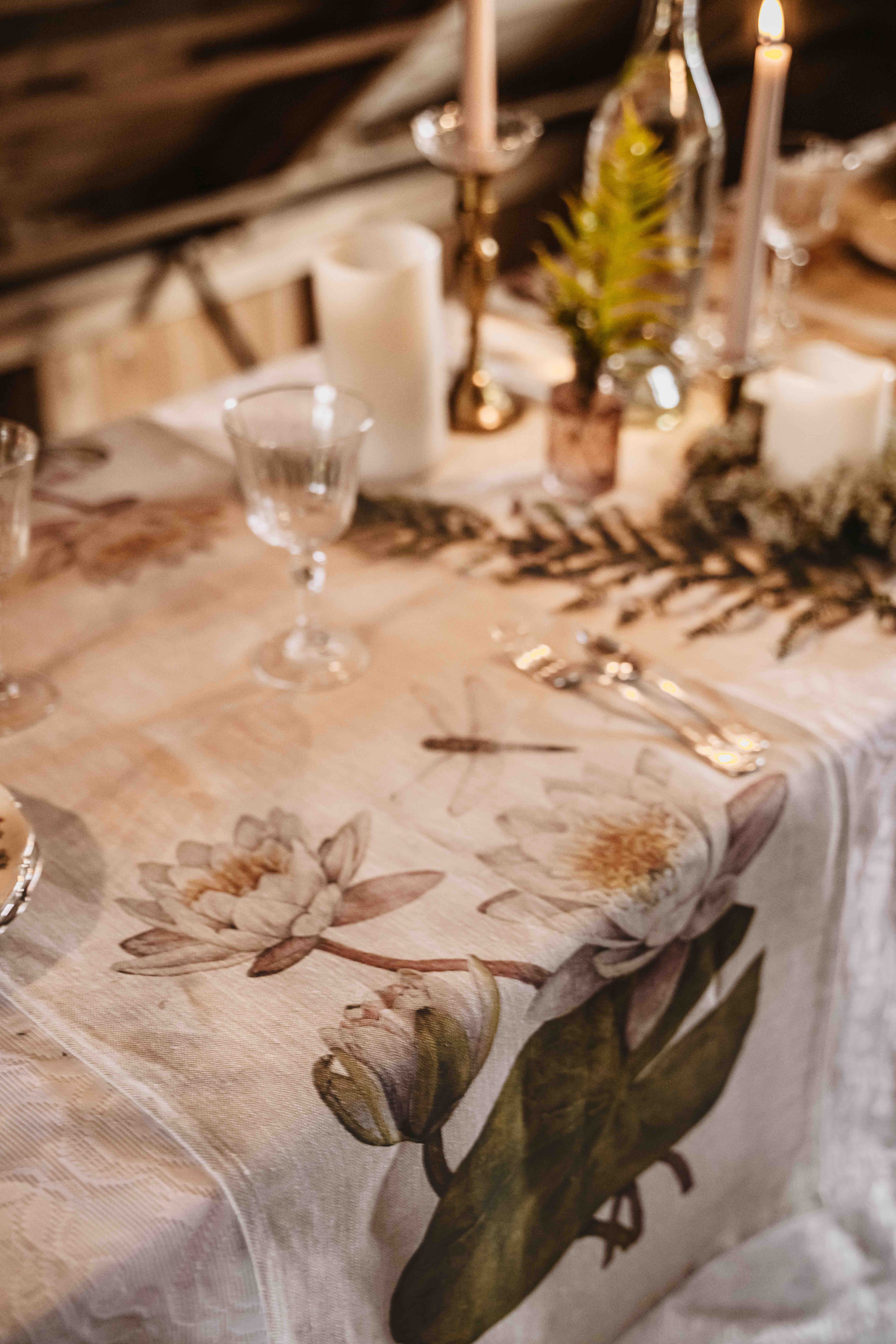 TABLESET WITH WATERLILLY RUNNER