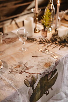 TABLESET WITH WATERLILLY RUNNER