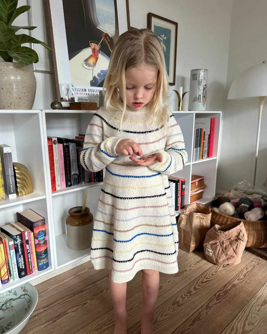 PetiteKnit Festival klänning (28 m st 3)