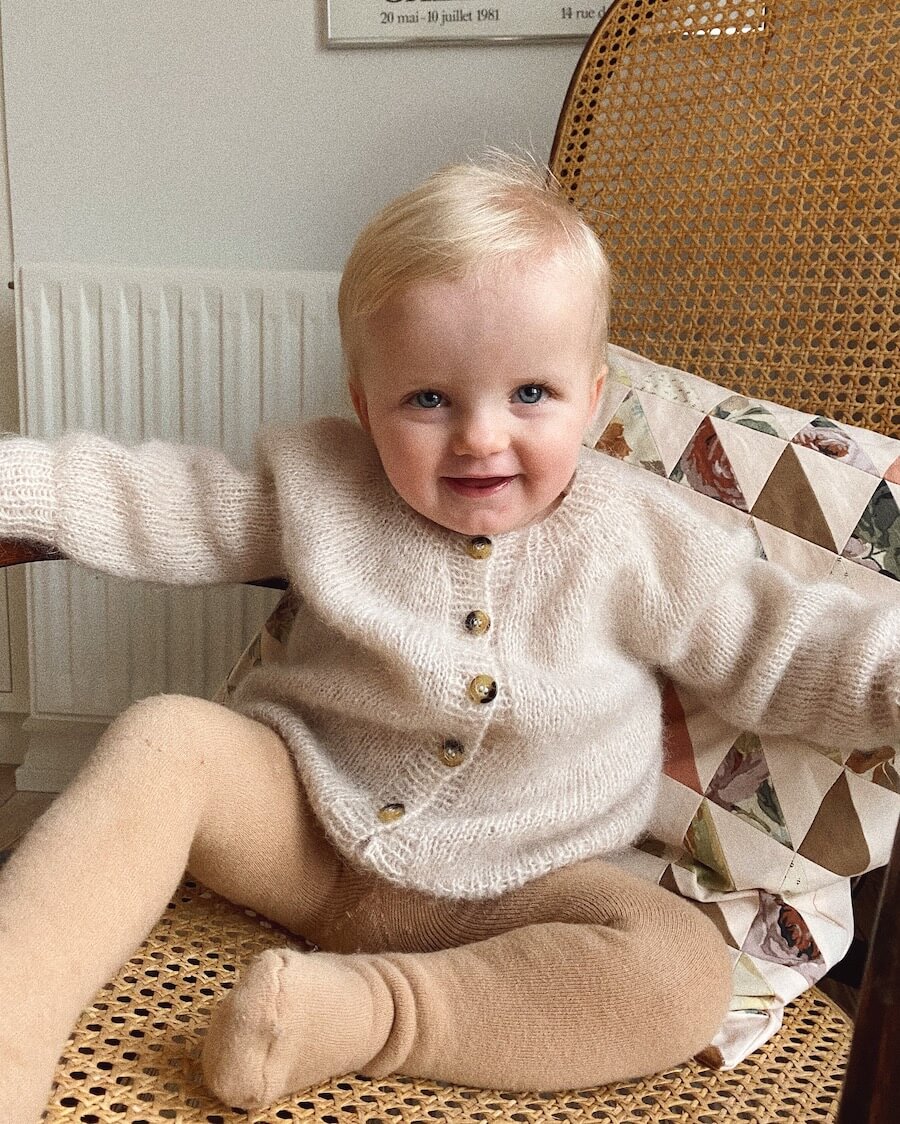 PetiteKnit Novice Cardigan mini mohair ed (21 m st 4)