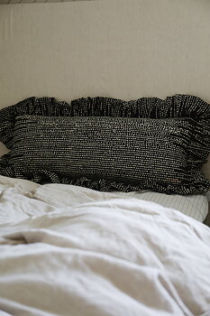 Volangkudde Mini Dot svart/natur 35x85