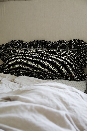 Volangkudde Mini Dot svart/natur 35x85