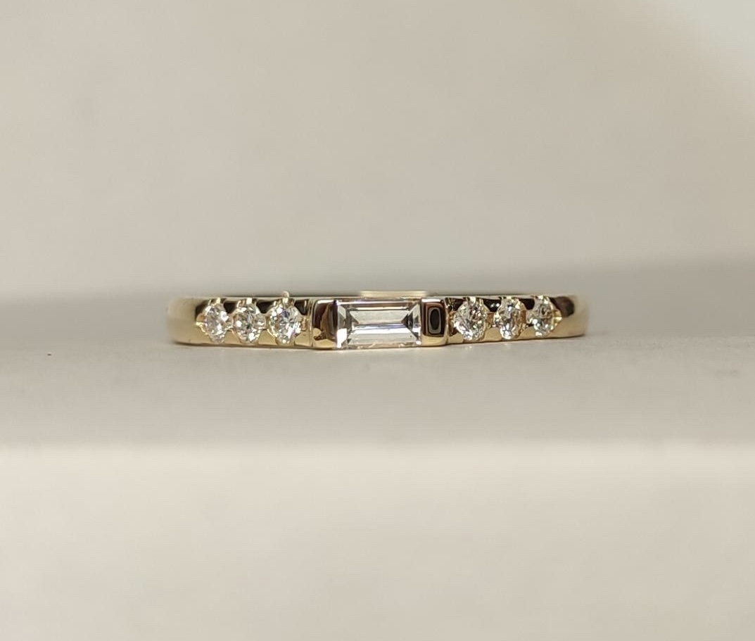 Ring Michelle i liggande position med baguette-slipad diamant och små diamanter på sidorna