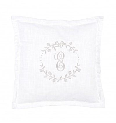 Vitt kuddfodral med vitt monogram broderi hålsöm shabby chic lantlig stil 