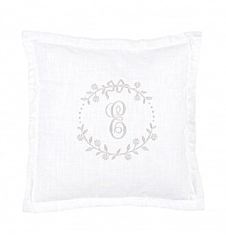 Vitt kuddfodral med vitt monogram broderi hålsöm shabby chic lantlig stil 