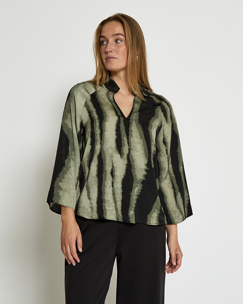 Blus Jeanne v-ringad mönstrad grön/svart