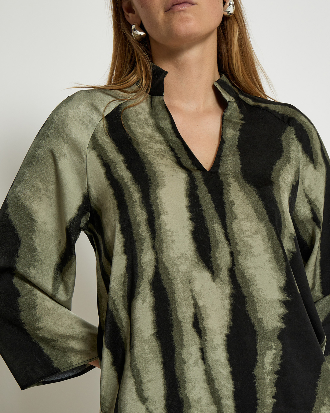 Blus Jeanne v-ringad mönstrad grön/svart - 3