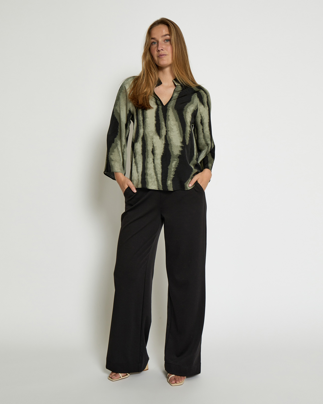 Blus Jeanne v-ringad mönstrad grön/svart - 5