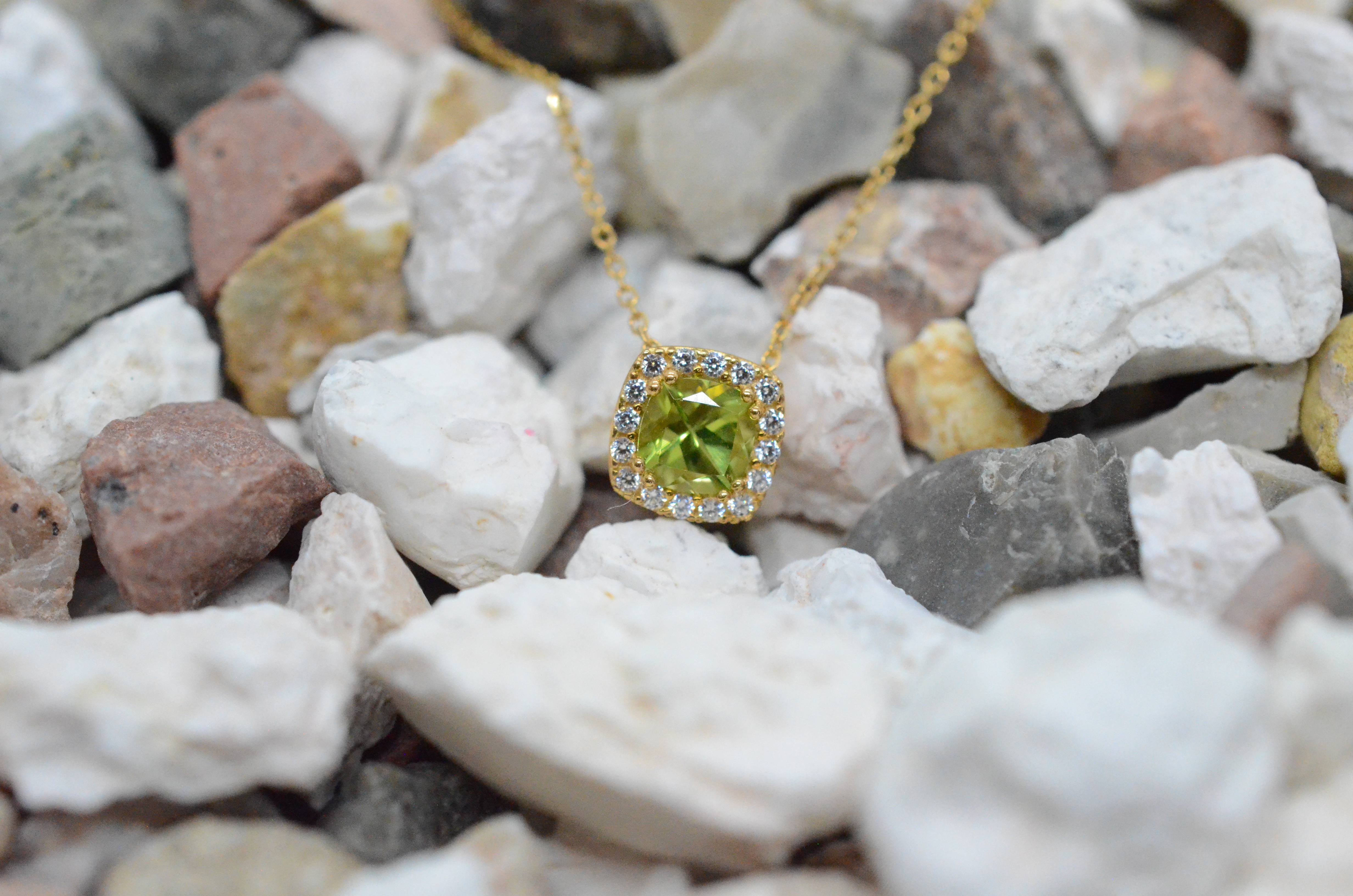 18k Necklace with peridot and cz
