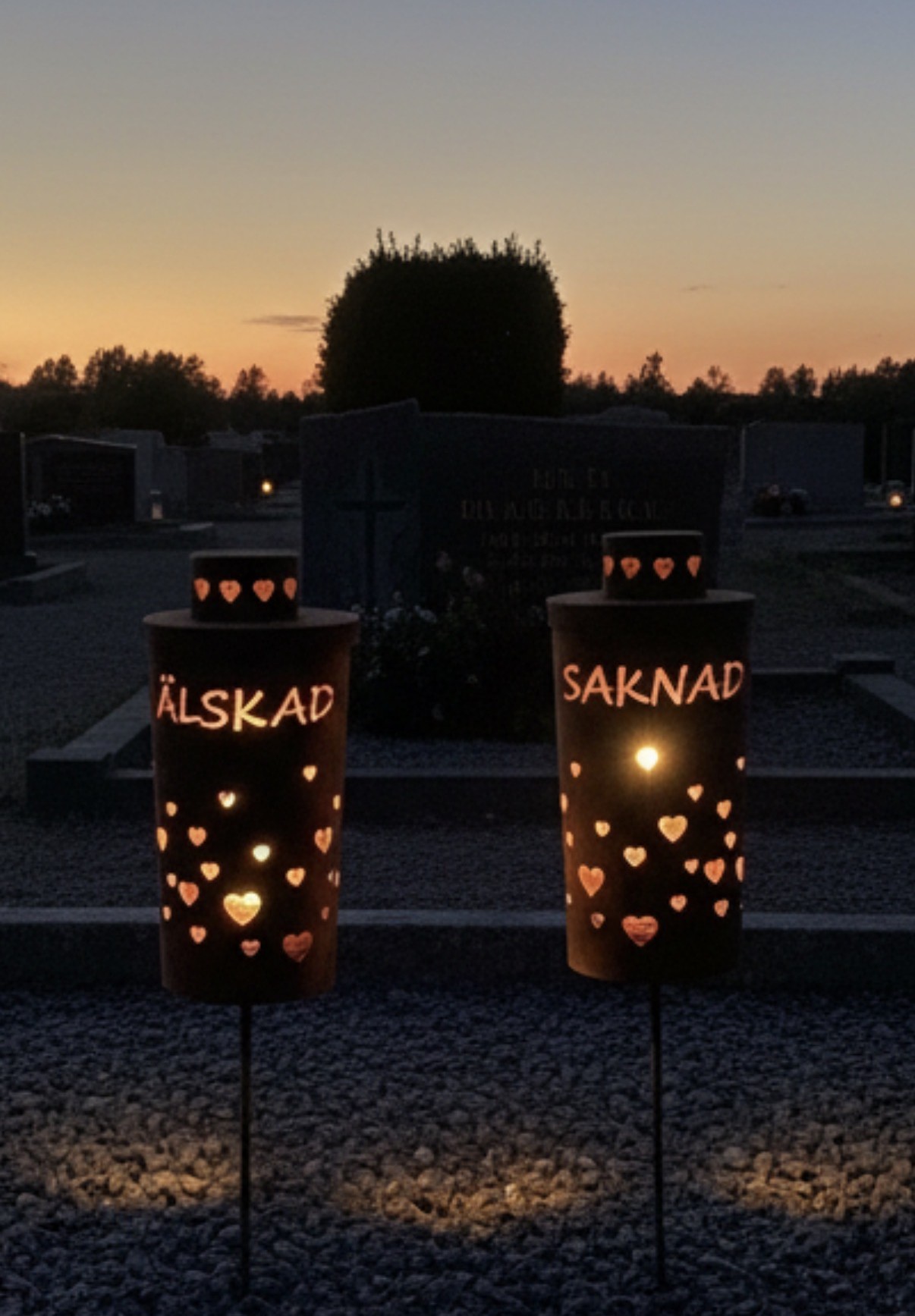 Gravlykta med dubbelsidigt motiv och text på stång - Hjärtan - 51x20 cm