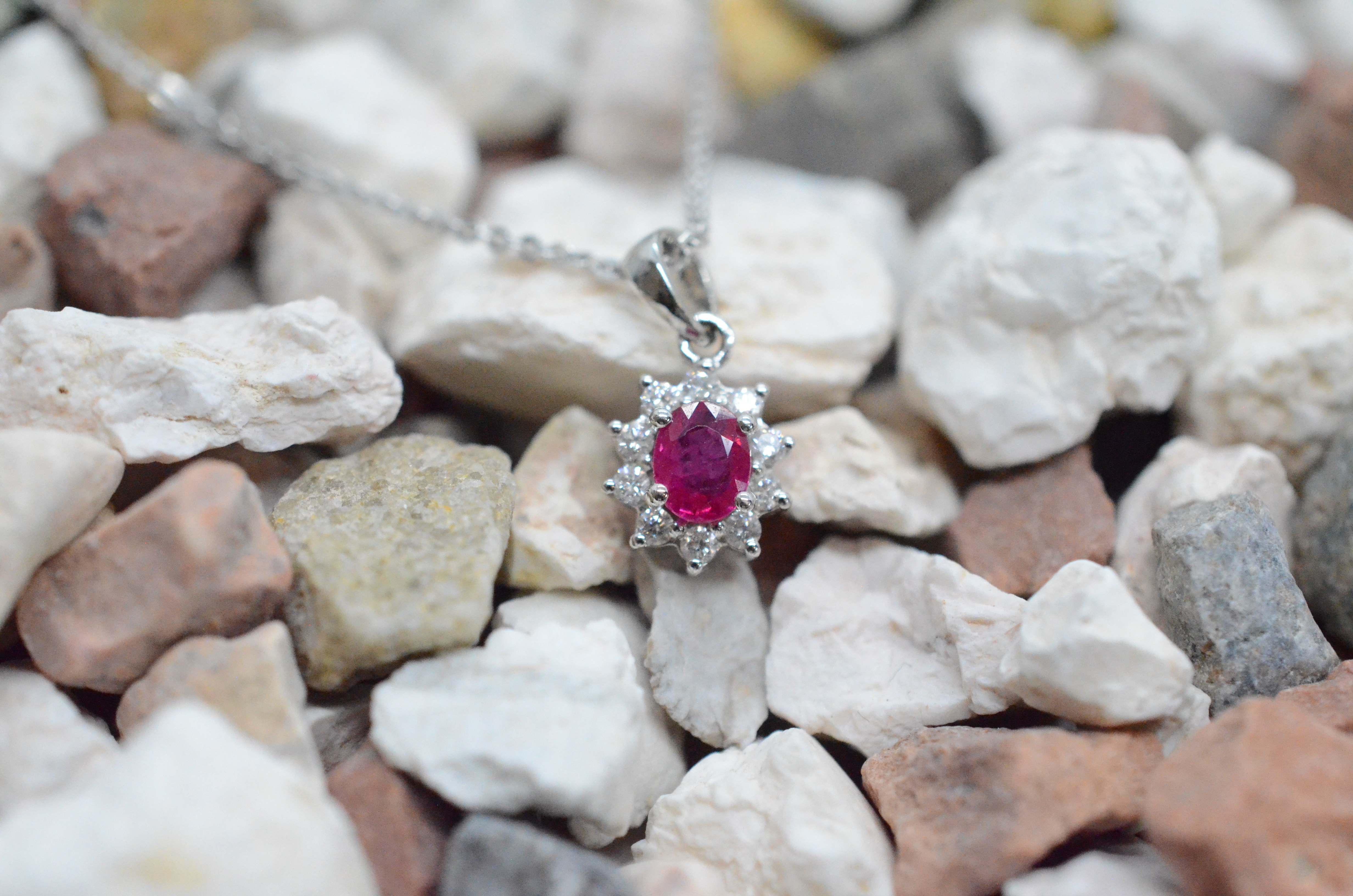 18k White gold pendant with ruby and diamonds
