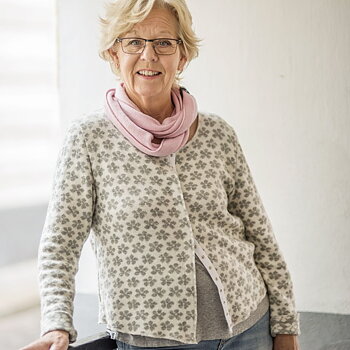 Merinoullskofta med blommönster, kort modell med tryckknappar, färg naturvit/grå