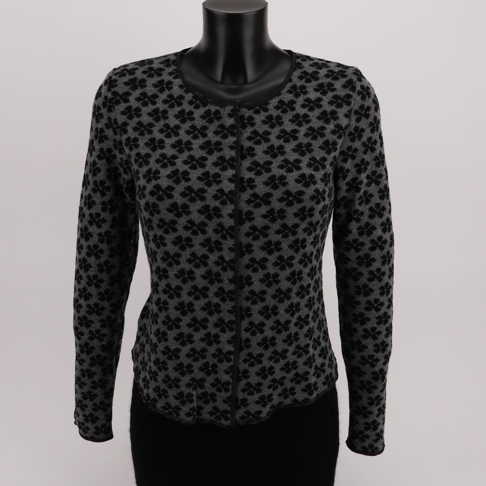 Merino wool cardigan with floral pattern, short model with press studs, color grey black