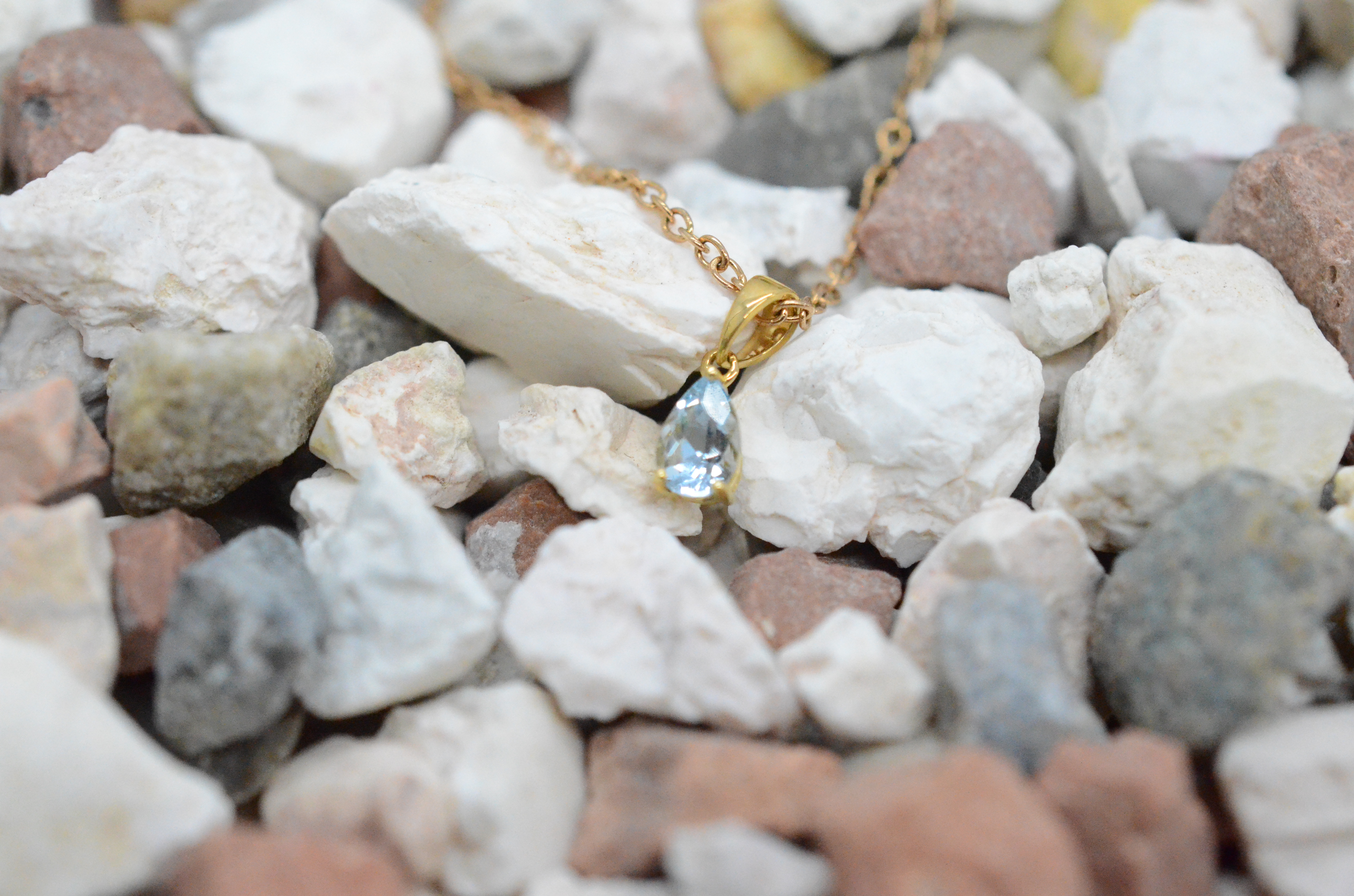 18k Pendant with aquamarine