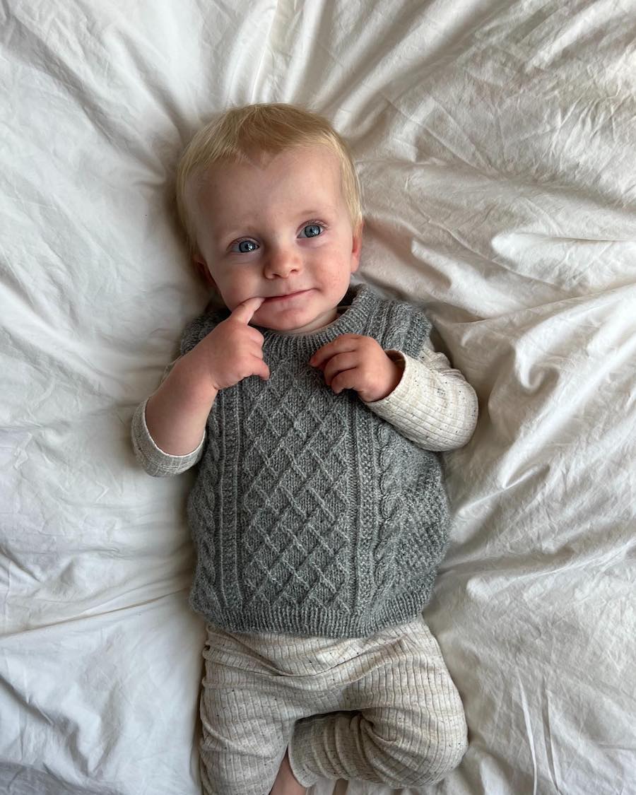 PetiteKnit Moby Slipover Baby (29 m struktur st 3)