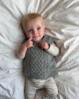 PetiteKnit Moby Slipover Baby (29 m struktur st 3)