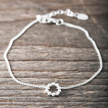 Silverarmband cirkel med pluppar