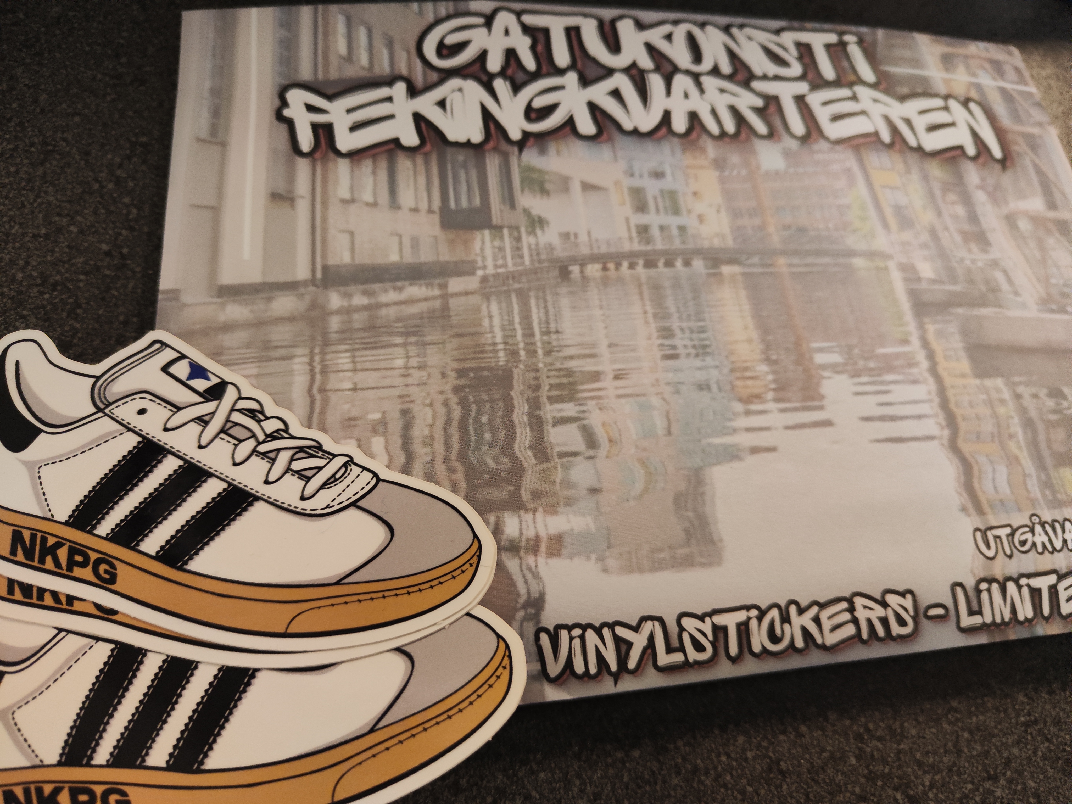 Gatukonst i Pekingkvarteren, vol. 1 + vol. 2 - vinylstickers. - 2