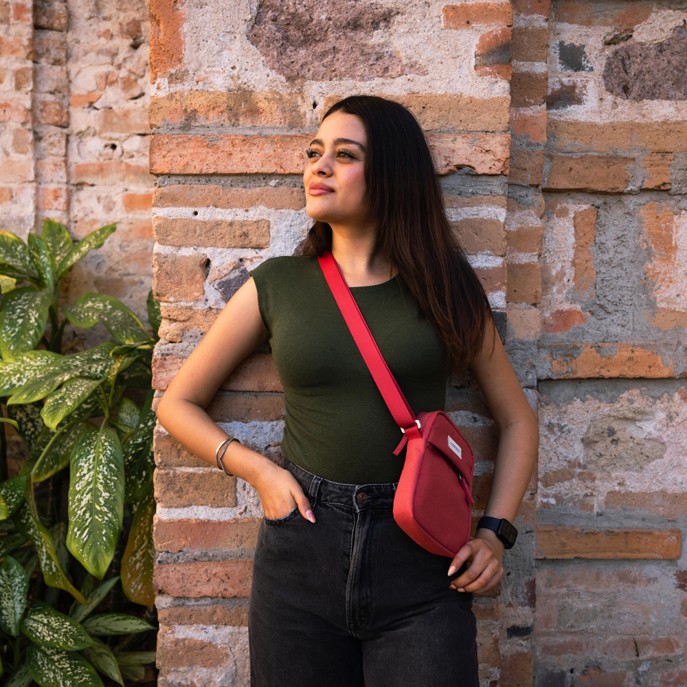 Liten axelremsväska - OSPREY Arcane Small Crossbody Red Pampas - 7