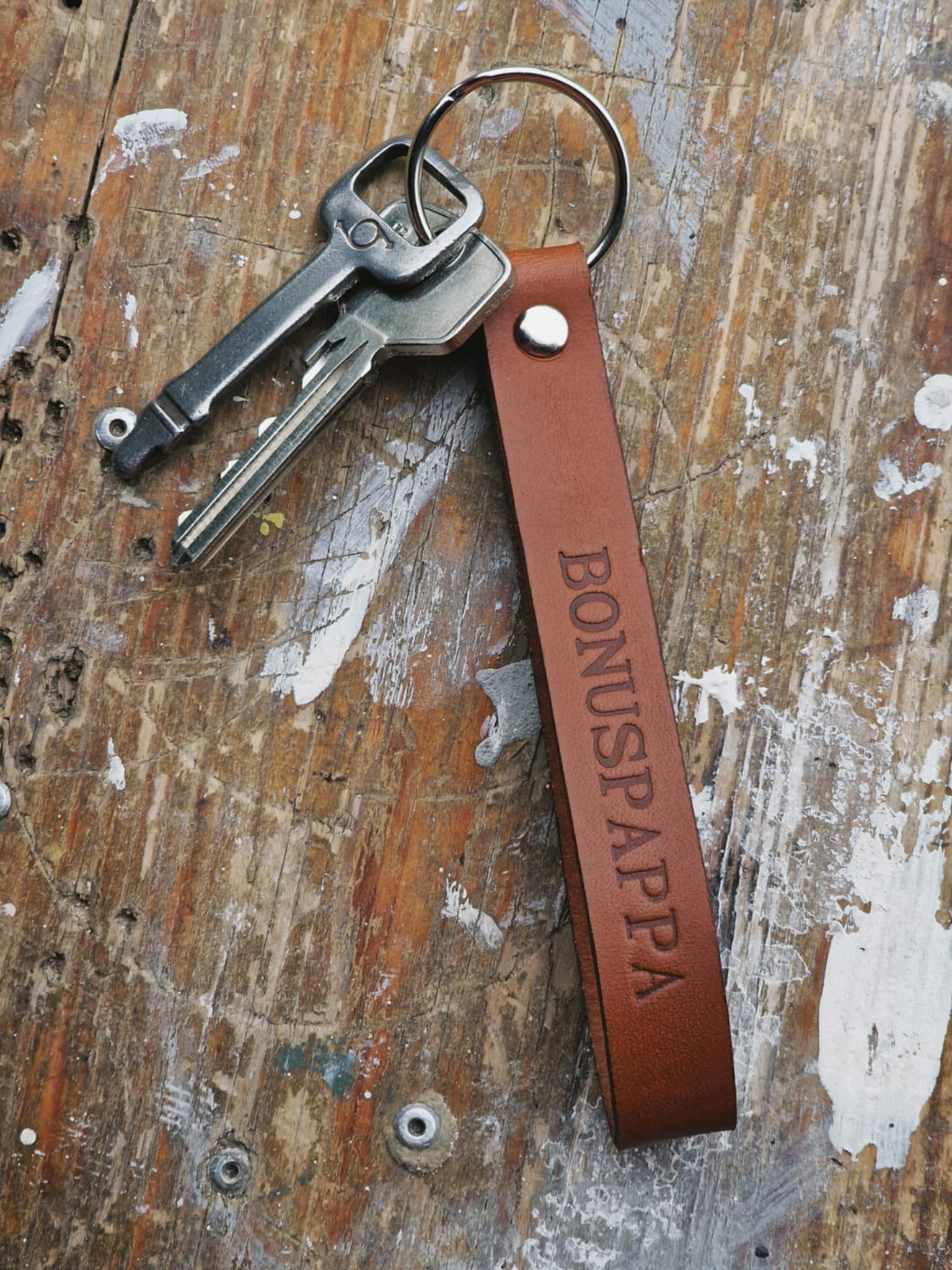 Nyckelring i läder "BONUSPAPPA"