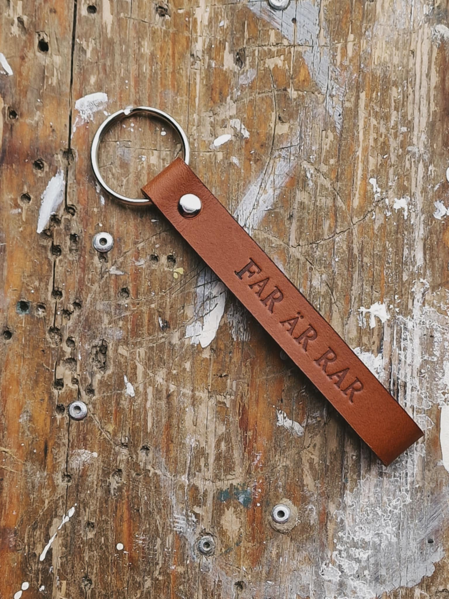 Nyckelring i läder "FAR ÄR RAR"