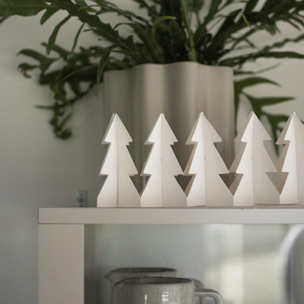 Tree in a row - White - Pappersrader Julgran - Julgranar på rad - DBKD - 2