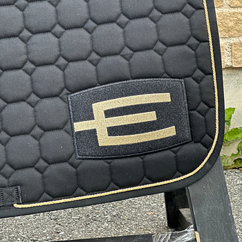 EQUILINE HOPPSCHABRAK MED E-LOGGA E23  GL.BLACK-GL.GOLD P358 