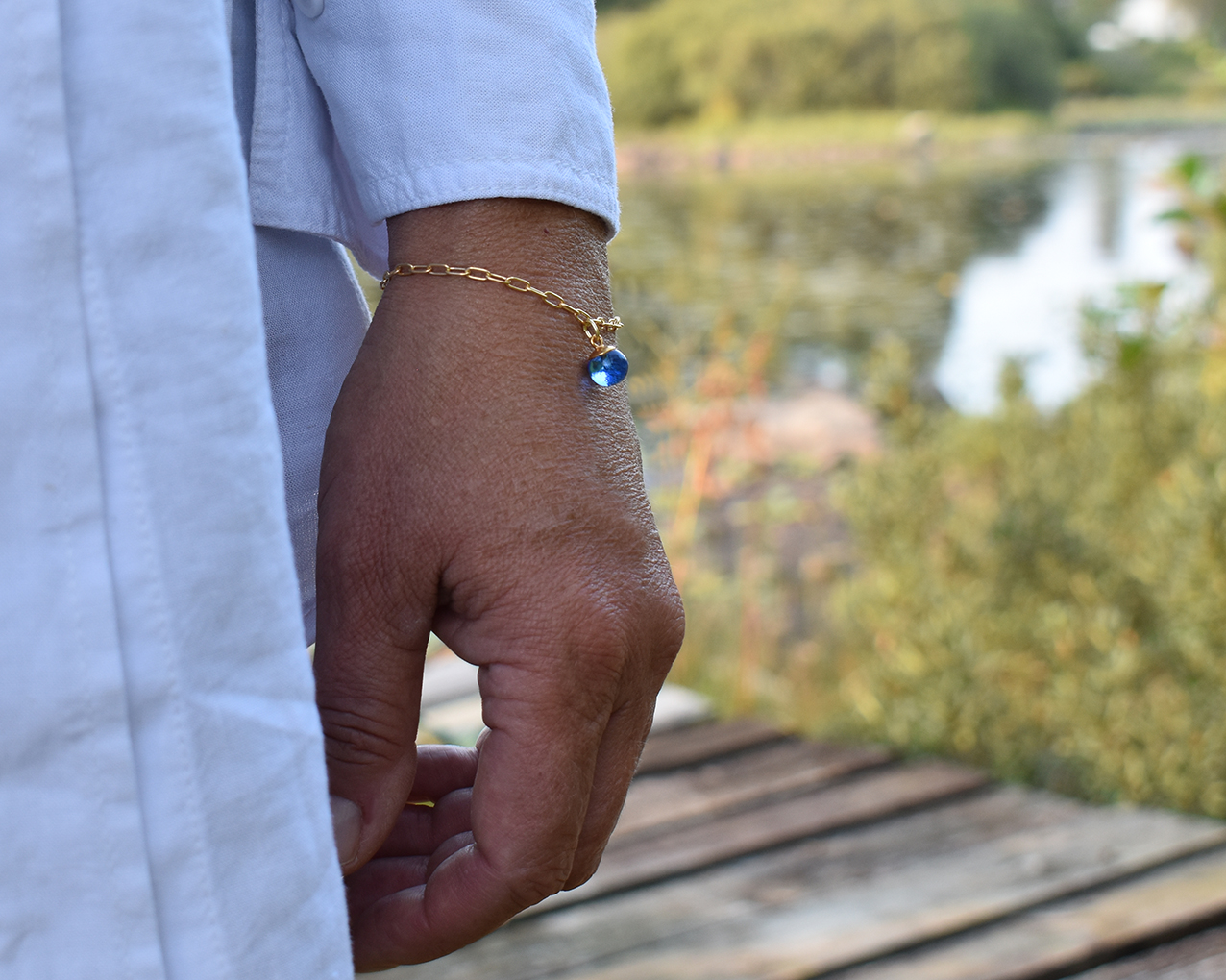 UDDEN HIMMEL - armband i ljusblått guldpläterat